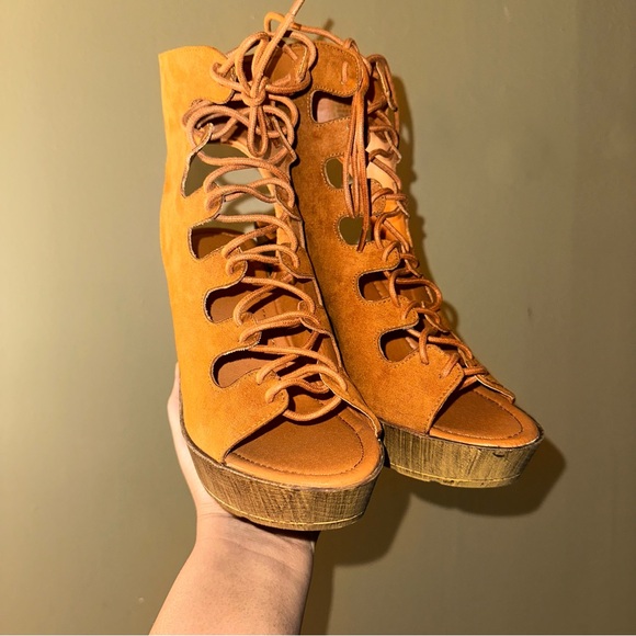 ***SOLD***Shoe Dazzle Platform Booties - Picture 3 of 16